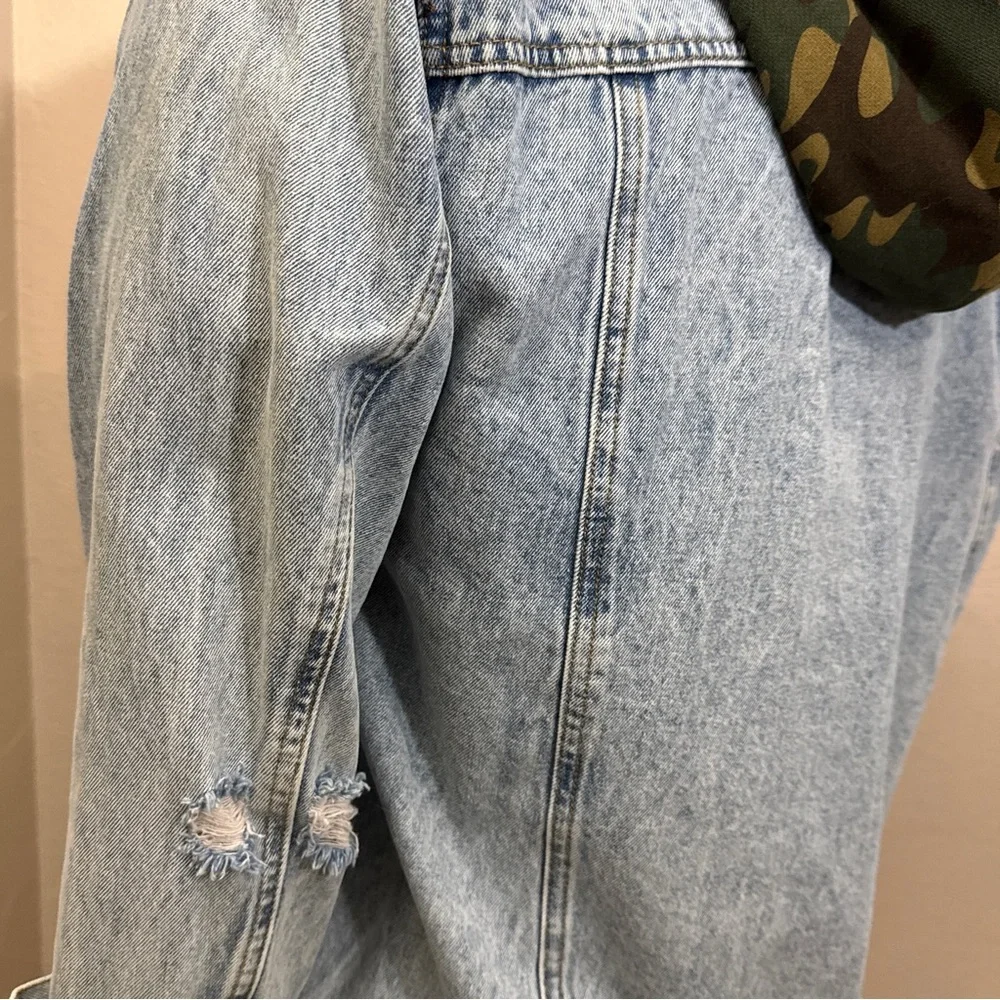 Forever 21 Men’s Light Wash Denim Jacket Camo Hood Size Large Distressed New